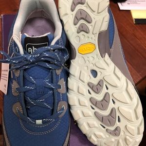 Ahnu- Sugarpine NWT size 9